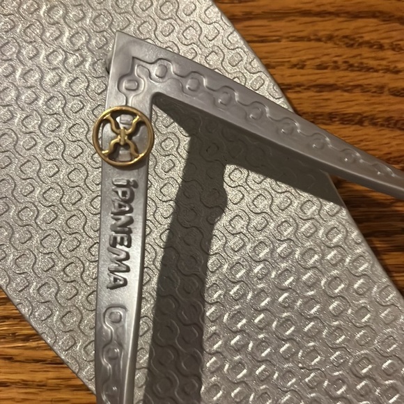 Ipanema Woman’s Silver Flip Flops Size US 9 - Picture 3 of 7